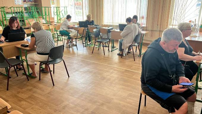 У Харкові мобільні ЦНАПи допомагають постраждалим від обстрілу оформити виплати